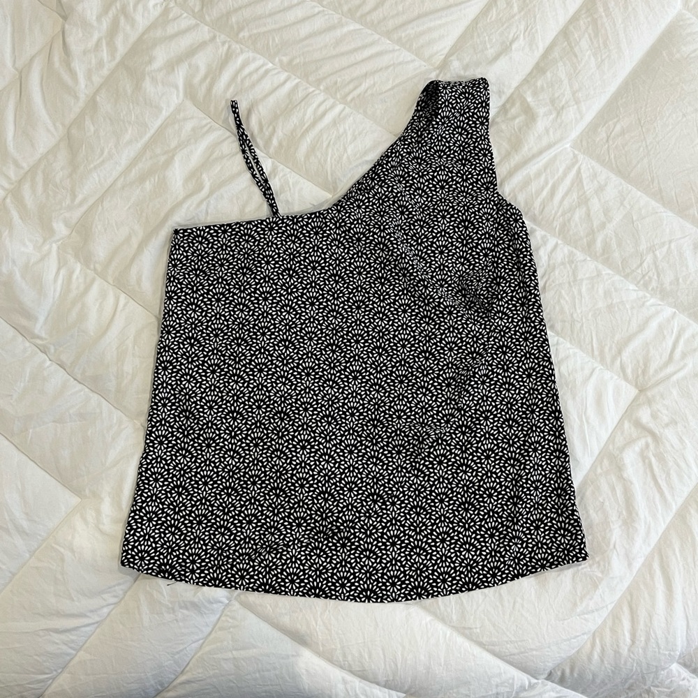NEW with tags - Banana Republic Factory asymmetrical top (size M)